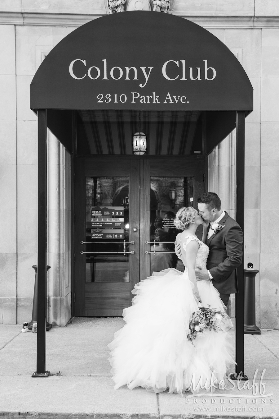 wedding photos outside colony club