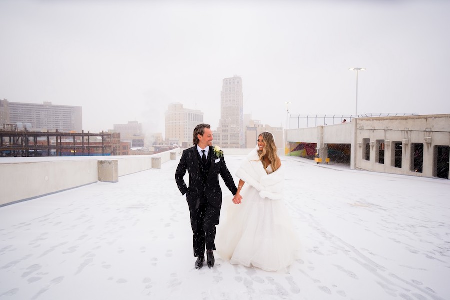 bride and groom zlot roof in snow