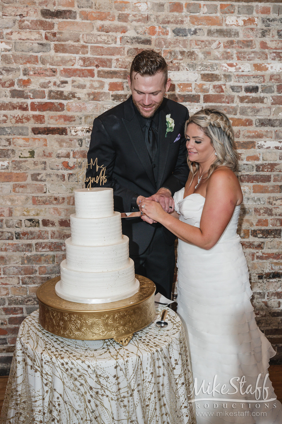 jamie and stephen cutting their wedding cake