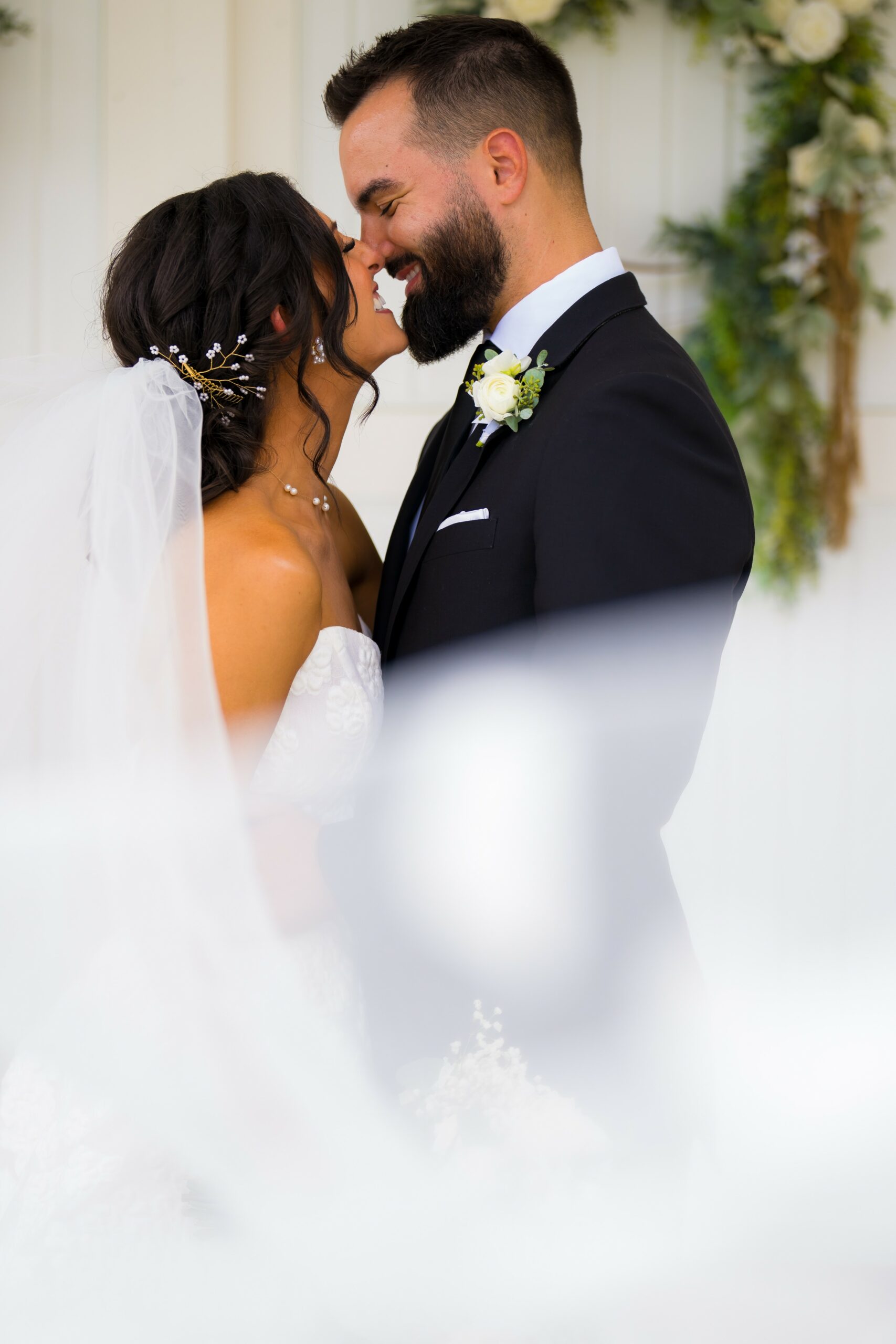 Detroit-wedding-photography-bride-and-groom-kissing-at-Oakley
