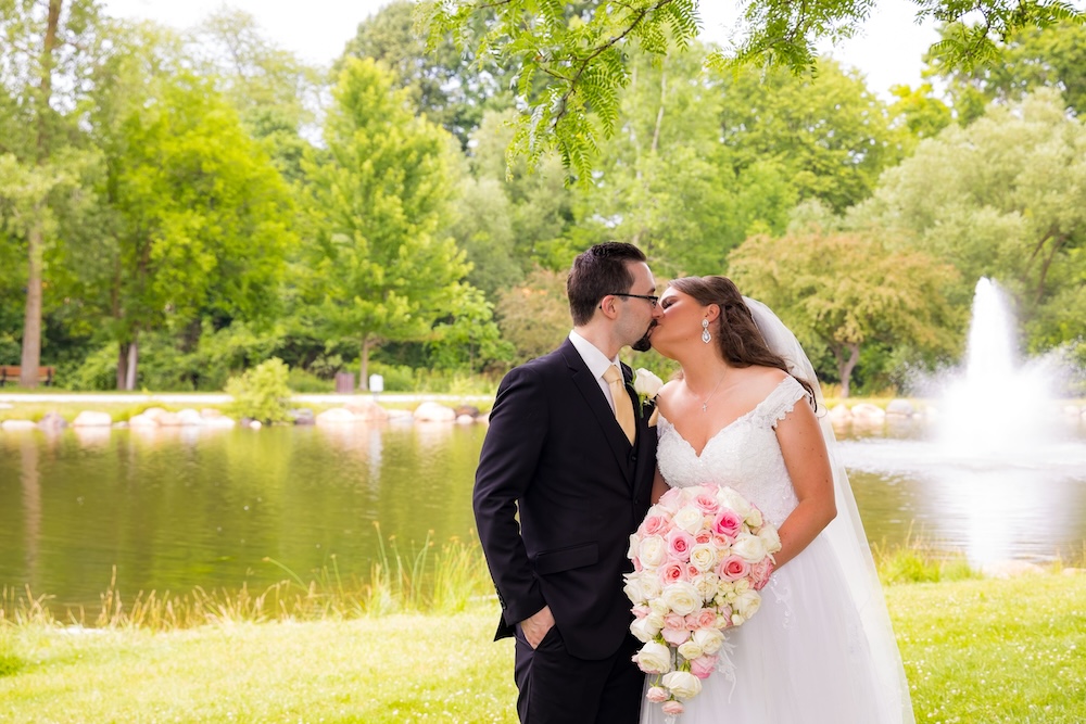 Detroit Wedding Photography_Royal Park Hotel_Mike Staff Productions_bride and groom kissing with foundtain background